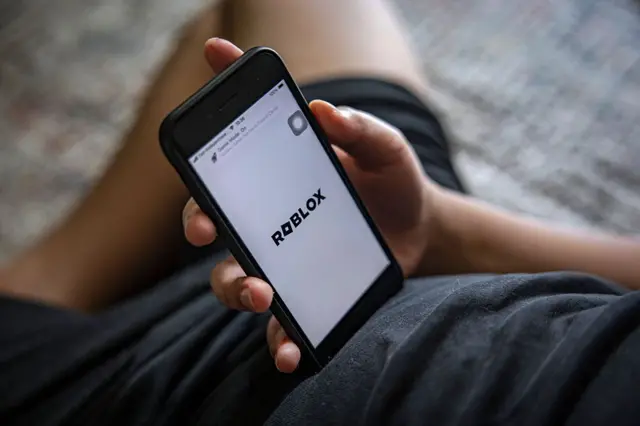 Seorang anak laki-laki berusia 12 tahun menunjukkan aplikasi Roblox di ponsel pintarnya pada tanggal 27 Maret 2026 di Yogyakarta, Indonesia.