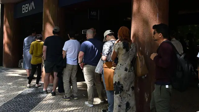مواطنون يصطفون أمام أحد البنوك في البرتغال 