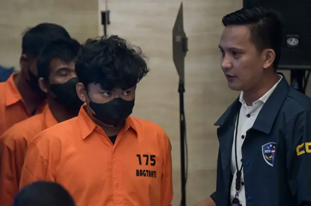 Bareskrim Polri menangkap enam orang pelaku kasus tindak pidana distribusi dokumen dan informasi elektronik yang bermuatan kesusilaan, pornografi serta eksploitasi anak di Grup Facebook 'Fantasi Sedarah' dan 'Suka Duka'.