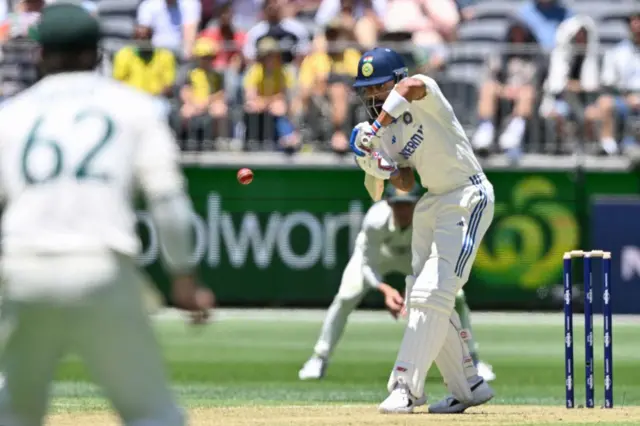 தவறான வியூகத்தால் விக்கெட் விட்ட விராட் கோலி 