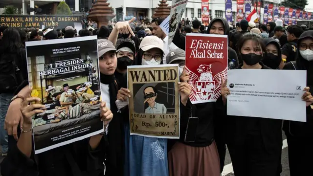 Mahasiswa mengikuti aksi Indonesia Gelap (Indonesia Gelap) menentang kebijakan Prabowo, salah satunya MBG, di depan gedung Dewan Perwakilan Rakyat Daerah Jawa Timur pada 21 Februari 2025 di Surabaya, Jawa Timur.