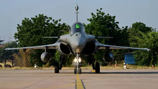 যোধপুর বিমানঘাঁটিতে টেক-অফের ঠিক আগে একটি রাফাল জেট