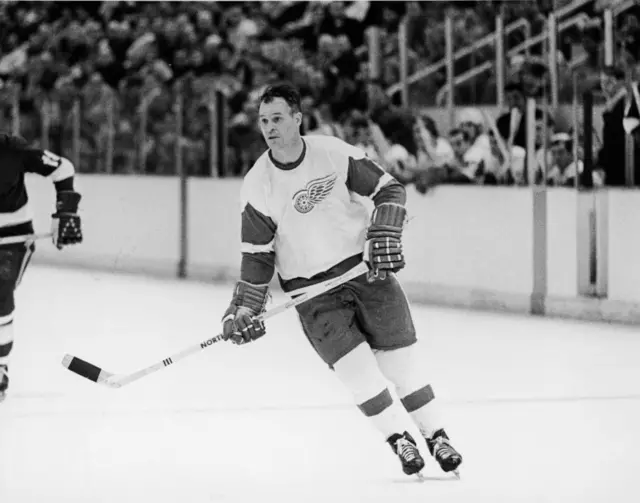 El jugador de hockey canadiense Gordie Howe en el hielo con su uniforme de los Detroit Red Wings. 