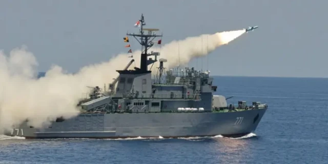 စစ်ကောင်စီရဲ့ တိုက်ခိုက်ရေး ရေယာဉ်တစ်စီးကို စစ်ရေယာဉ်တပ်ပေါင်းစု ပင်လယ်လေ့ကျင့်ခန်းမှာ တွေ့ရတဲ့ပုံ (ပုံဟောင်း)