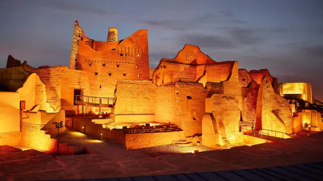 Construção de adobe iluminada do século 18, que serviu de residência original da família real saudita. Hoje, ela faz parte do Patrimônio da Humanidade da Unesco.