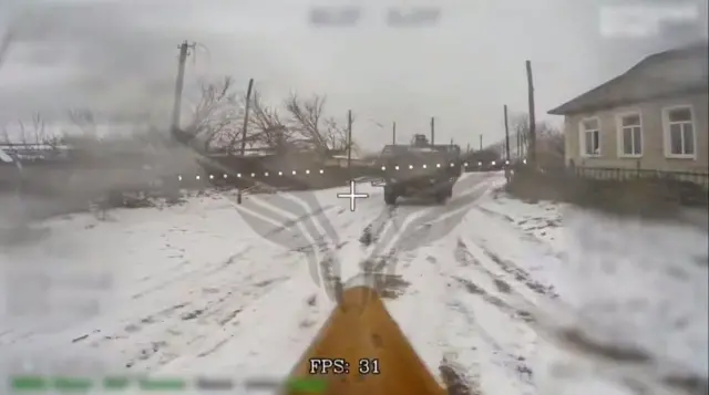 Дрон атакует военную машину, которая едет ему навстречу