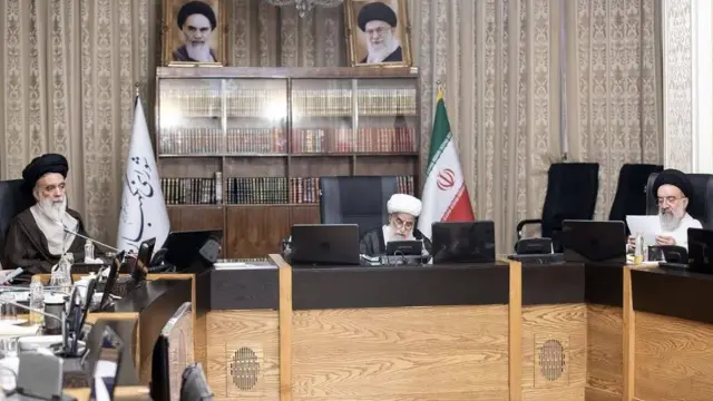 از راست احمد خاتمی، احمد جنتی و احمد حسینی خراسانی سه نفر از فقهای شورای نگهبان. آقایان خاتمی و حسینی خراسانی همراه با علیرضا اعرافی به تازگی از سوی رهبر جمهوری اسلامی در سمت خود ابقا شدند