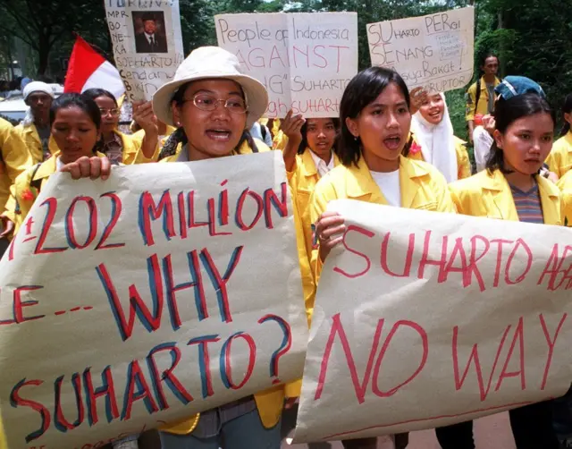 Mahasiswa Universitas Indonesia (UI) membentangkan spanduk antipemerintah bertuliskan "Dari 202 juta rakyat, mengapa Soeharto" dan "Soeharto Lagi? Tidak mungkin!" saat berunjuk rasa di sekitar kampus UI di Jakarta, 9 Maret 1998.