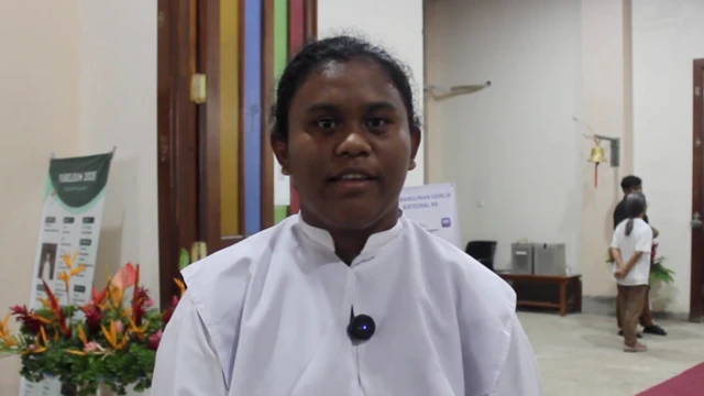 Umat Katolik di Jayapura, Elizabeth, berkata ajaran Paus Fransiskus yang sangat mengena baginya adalah "peduli pada sesama dan gigih dalam menyebarkan perdamaian".