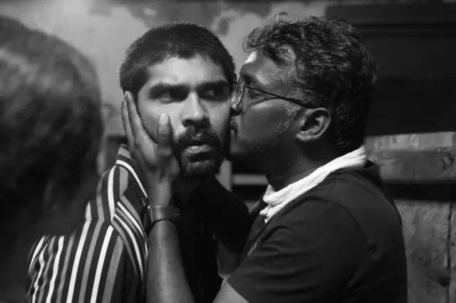 துருவ், வலிகள் நிறைந்த கதாபாத்திரத்தில் வாழ்ந்தும் காட்டியிருப்பதாக ஊடக விமர்சனம் கூறுகிறது.