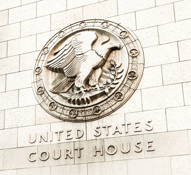 Logo de los tribunales en las cortes de California