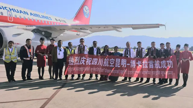 चीनबाट पोखरा अवतरण गरेको जहाजको स्वागत गरिँदै। हालसम्म पोखरामा चार्टर्ड र सहायता लिएर आएका मात्र अन्तर्राष्ट्रिय उडानहरू भएका छन्