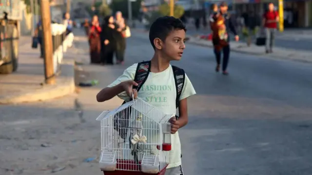 အစ္စရေးက ထိုးစစ်ဆင်မယ်လို့ ပြောတာကြောင့် ဂါဇာကမ်းမြောင်ကနေ စွန့်ခွာဖို့ ပြင်နေတဲ့ ပါလက်စတိုင်းကလေးငယ်တစ်ဦး