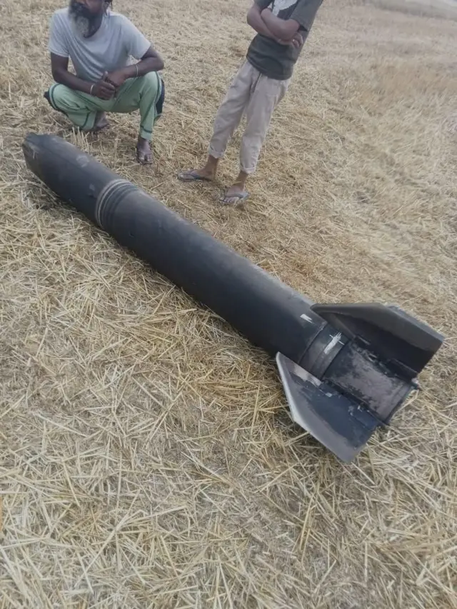 अमृतसरच्या जेठुवालमध्ये रॉकेटसारख्या वस्तूचे अवशेष सापडले.