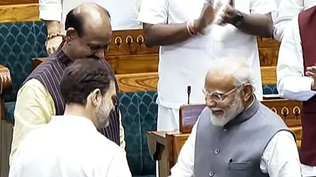 `அரசியலமைப்புச் சட்டம்’ மற்றும் `அவசர நிலை’ விவாதம் : காங்கிரஸும் பாஜகவும் எதைச் சாதிக்க விரும்புகின்றன?