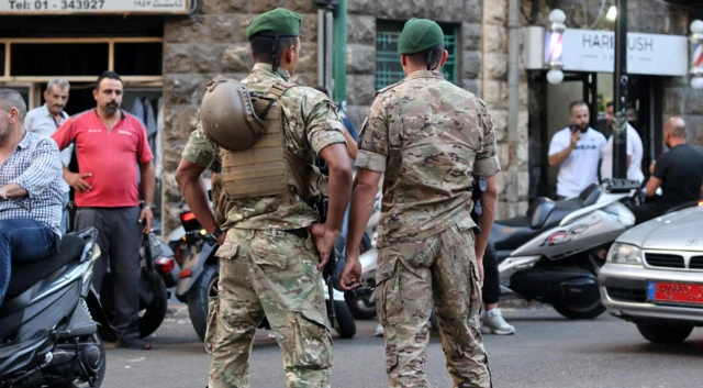பெய்ரூட்டில் உள்ள மருத்துவமனை அருகே பாதுகாப்புப் பணியில் ராணுவத்தினர் 