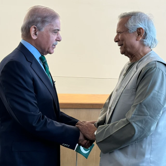 शहबाज़ शरीफ़ के साथ मोहम्मद यूनुस