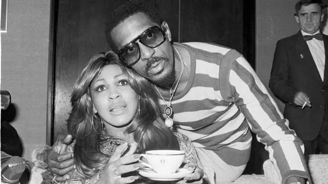 Ike Turner melakukan kekerasa terhadap Tina dan sepenuhnya mengendalikan kariernya