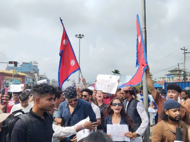 नेपालगन्जमा आयोजित विरोधप्रदर्शनमा सहभागी हुँदै युवायुवती