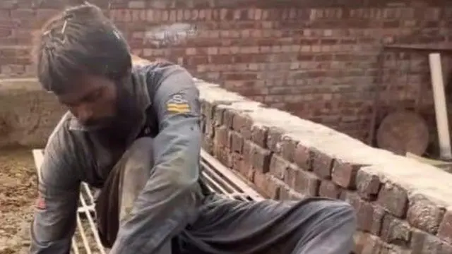 ਪ੍ਰਕਾਸ਼ਮ ਨੂੰ ਜੰਜੀਰਾਂ ਪਾ ਕੇ ਰੱਖੀਆਂ ਜਾਦੀਆਂ ਸੀ