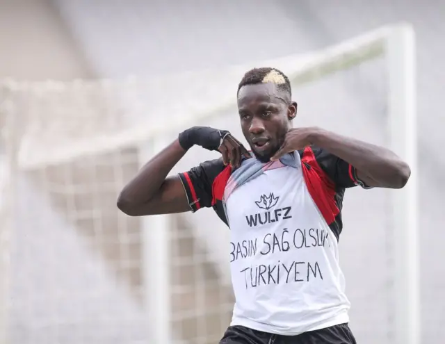 Diagne, Fatih Karagümrük forması giydiği 2022-23 sezonunda formasının altında "Başın sağ olsun Türkiyem" yazılı tişörtünü gösteriyor