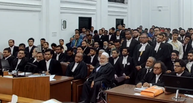 திங்கட்கிழமை தீர்ப்பின் போது நீதிமன்றத்தில் பெரும் பரபரப்பு ஏற்பட்டது.