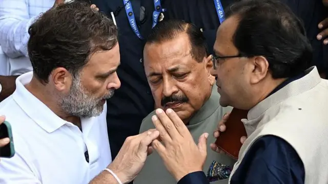 धरने पर बैठे राहुल गांधी से बात करने के लिए केंद्रीय मंत्री जितेंद्र सिंह पहुंचे थे
