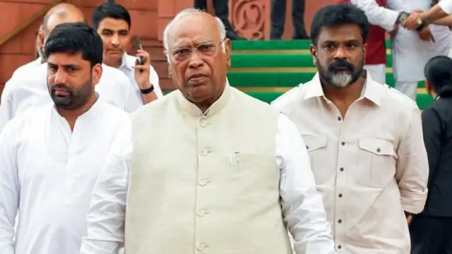காங்கிரஸ் தலைவர் மல்லிகார்ஜுன கார்கே இந்த ராஜினாமாவை இளைஞர்களின் வெற்றி என்று கூறியுள்ளார்