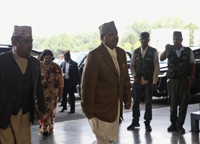 भुटान भ्रमणमा जाँदै गर्दा त्रिभुवन अन्तर्राष्ट्रिय विमानस्थलमा