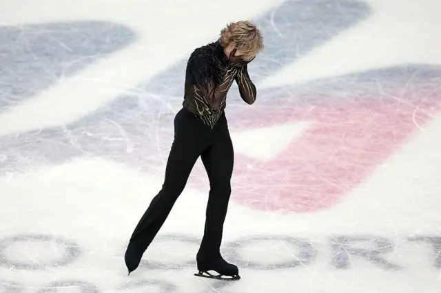 Patinador colocando a mão no rosto em sinal de frustração