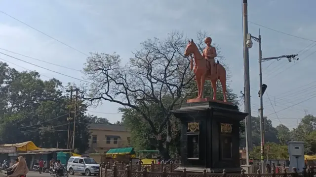 बुबाजी पवार यांचा पुतळा 