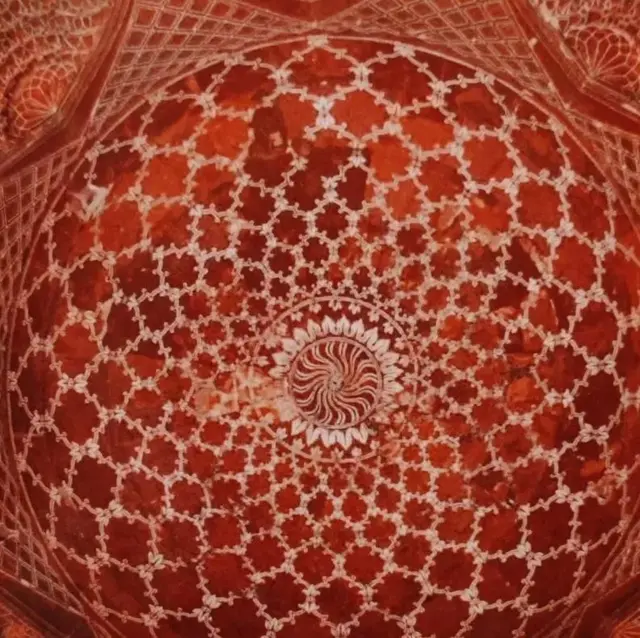 தாஜ்மஹாலைக் கட்டிய தொழிலாளர்களின் கைகளை ஷாஜஹான் வெட்டினாரா?