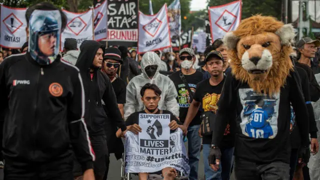 Aksi suporter sepak bola di depan balai kota Malang pada 10 November 2022 menuntut PSSI bertanggung jawab atas tragedi di Stadion Kanjuruhan