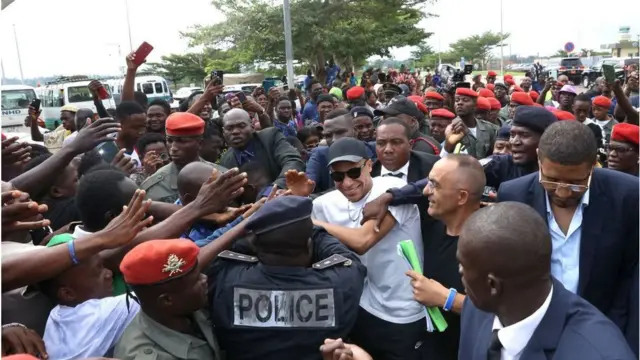 Uno mukinyi karuhariwe w'umupira w'amaguru yazungurutswe n'abafana amajana n'amajana bari bamufitiye igishika igihe yashika muri Kameruni ku wa kane 