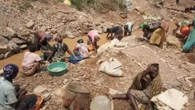 Wanawake na watoto ni miongoni mwa wale wanaojulikana kufanya kazi katika migodi isiyo rasmi ya DRC
