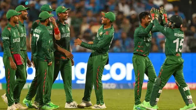 গিলকে সাজঘরে ফেরানোর পর বাংলাদেশ টিমের সেলিব্রেশন