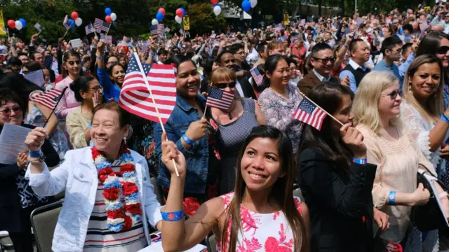 Ratusan orang dari Filipina, dan 80 negara lainnya menjadi warga negara Amerika pada Upacara Naturalisasi Hari Kemerdekaan 