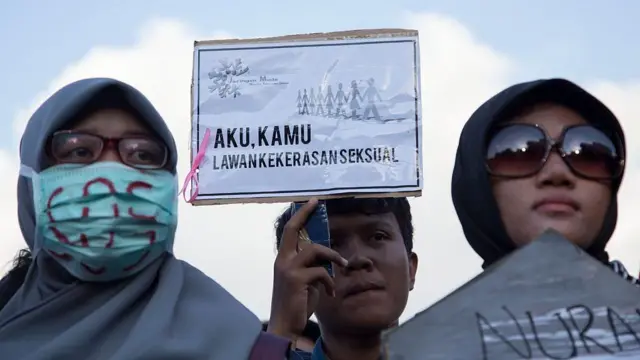 Aktivis perempuan berkumpul untuk mengecam aksi 14 pemuda di Bengkulu yang memperkosa seorang perempuan muda dan membunuhnya pada tahun 2016.