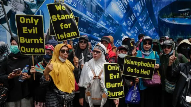 Dad ka mudaaharaadaya gubidda Qur'aanka