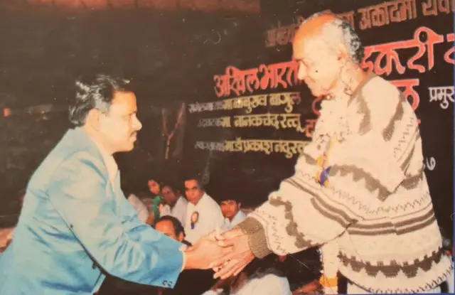 वामनदादा यांच्यासोबत सागर जाधव 