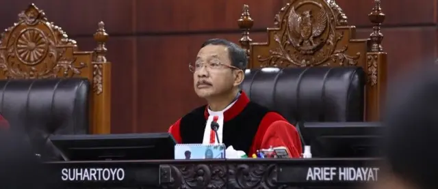 Ketua MK Suhartoyo memimpin jalannya sidang pengucapan putusan pengujian formiil Undang-Undang Nomor 3 Tahun 2025 tentang Tentara Nasional Indonesia, Kamis (05/06) di Ruang Sidang MK.