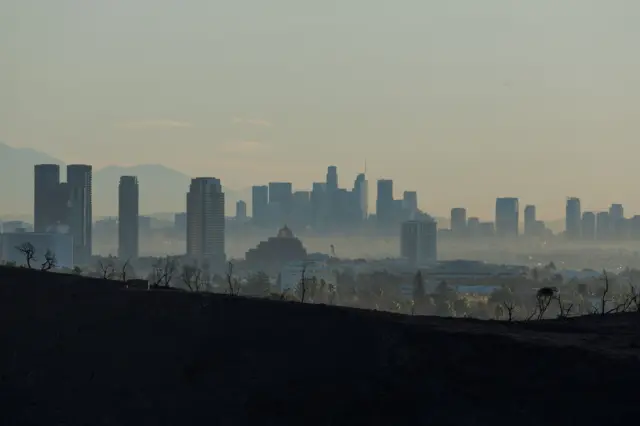 نمایی دور از لس آنجلس و برج های آن که در دود خاکستری محو شده اند