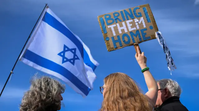 روز یکشنبه تجمع های حمایتی از اسرائیل و محکومیت حمله ایران در چند شهر جهان برگزار شد از جمله در برلین که در عکس بالا حاضران علاوه بر حمایت از اسرائیل خواستار آزادی هر چه زودتر گروگان‌ها شدند