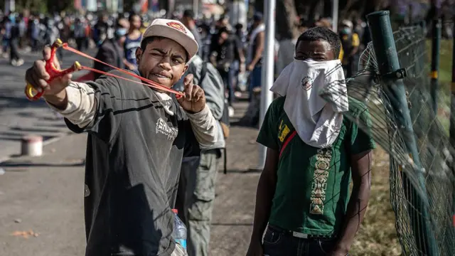 БУУнун эсеби боюнча, нааразылык акциялары башталгандан бери 22 киши каза болду. Бирок Мадагаскар президенти бул санды "ката" деп атап, 12 адам каза тапканын билдирген. Радзуэлина алардын бардыгын "талоончулар жана көркоолор" деп мүнөздөгөн