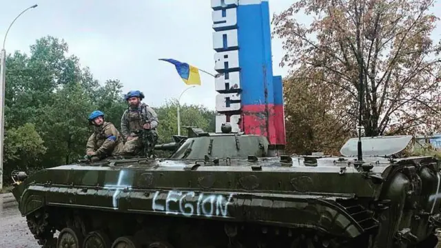 Двое военных на бронетехнике