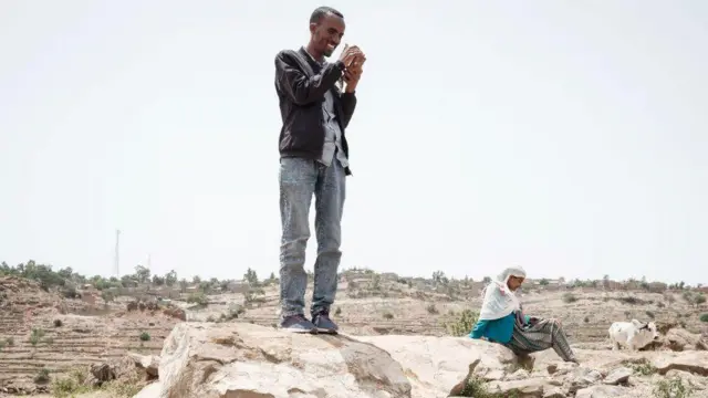 ኣብ ትግራይ ኣገልግሎት ስልኪ ተቛሪጹ ብምህላዩ፡ ሰባት ናብ መዋስንቲ ከባቢታት ዓፋርን ኣምሓራን ወጺኦም ኔትዎርክ ስልኪ ዝኽብሉ ዕድል ኣብ ምፍታን ነዊሕ ግዜ የሕልፉ