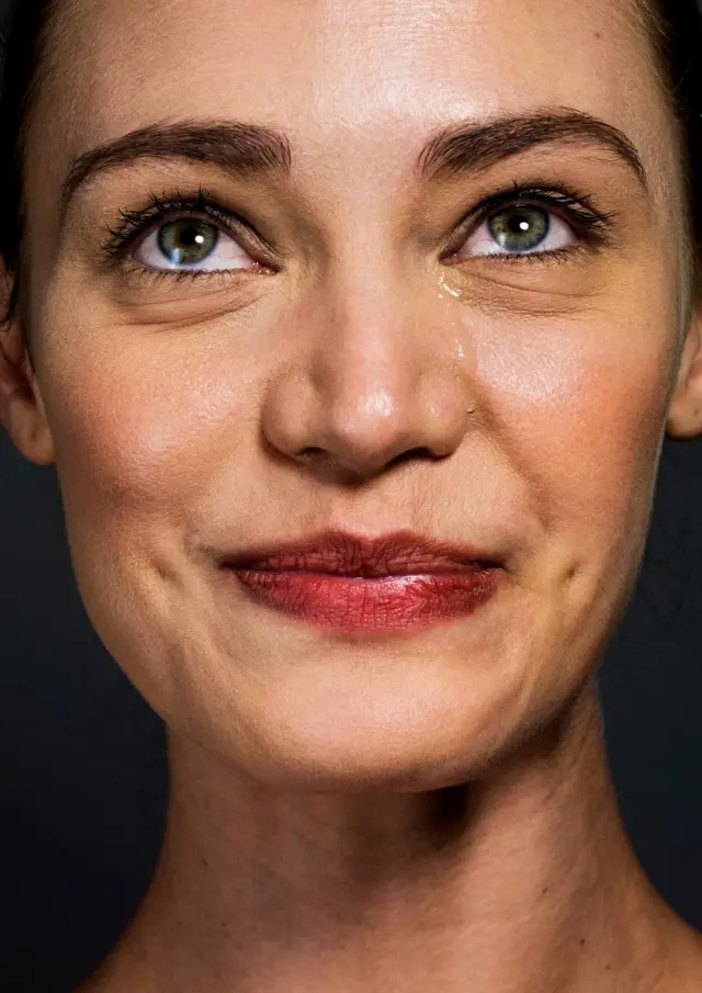 Une femme pleure de joie