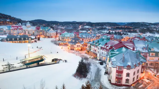 Imagen aérea de varios edificios en Mont Tremblant, un municipio en las montañas de Quebec. 