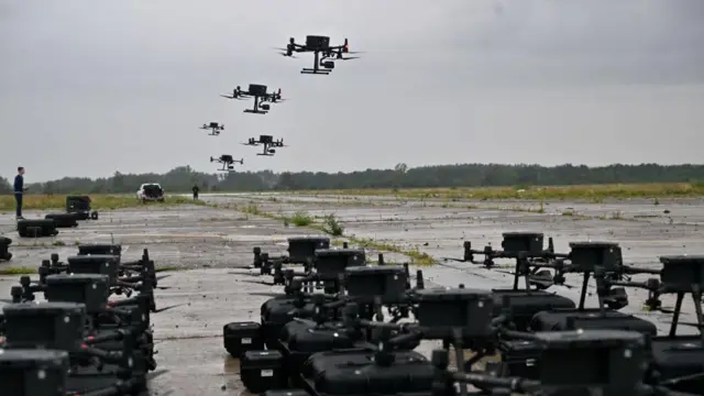 Розвідувальні дрони DJI Matrice 300, придбані в рамках програми "Армія дронів", під час випробувальних польотів у Київській області 2 серпня 2022 року, перед відправкою на передову. 