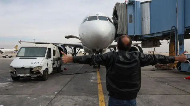 موظف في مطار دمشق